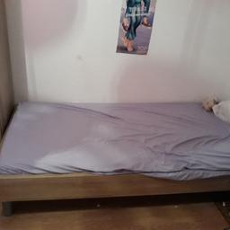 Verschenke Bett mit Lattenrost maße 90x200