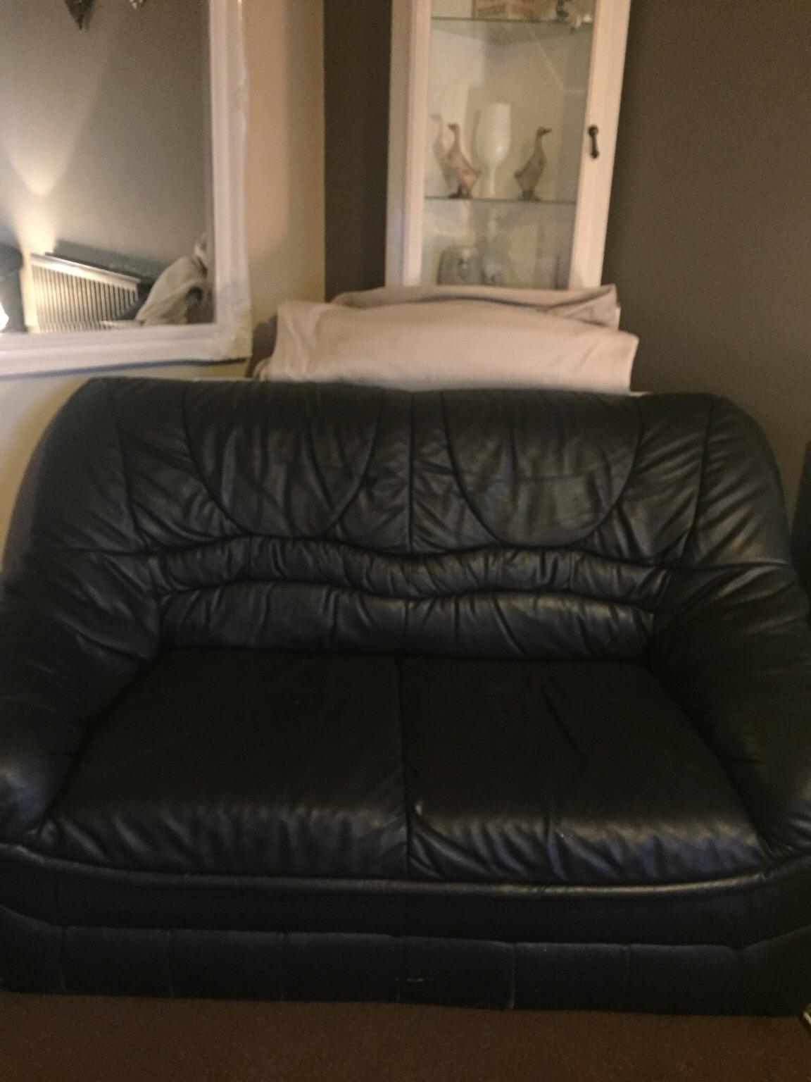 3 seater plus 2 seater leather sofas in SS13 Basildon für 25,00 £ zum