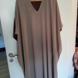 Kaftanliknande klänning i sikrigt tyg framsidan ljus och ryggen brun storlek 54