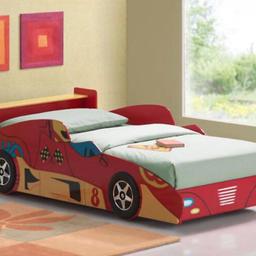 Bellissimo grande letto a forma di macchina