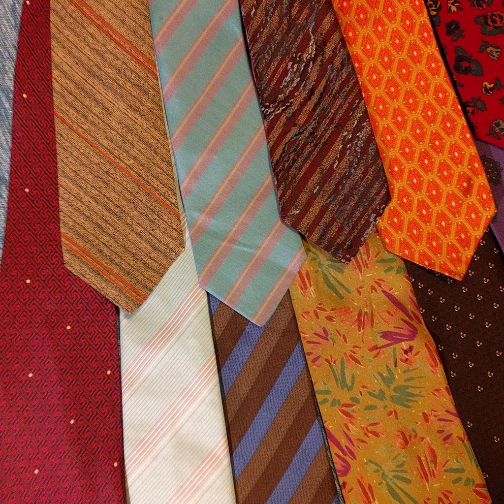 18 cravatte in pura seta come foto vendo in blocco a 70€ o 8€ ciascuna