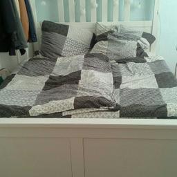 Ich verkaufe mein Holzbett von Ikea. Lässt sich leicht zusammen und auseinander bauen. Ist stabil und gut erhalten. Ohne Matratze!!