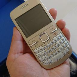 Verkaufe ein schickes Nokia-Handy C3-00 in edlem Golden-White.
Karton, Ladegerät und Kopfhörer sind vorhanden...