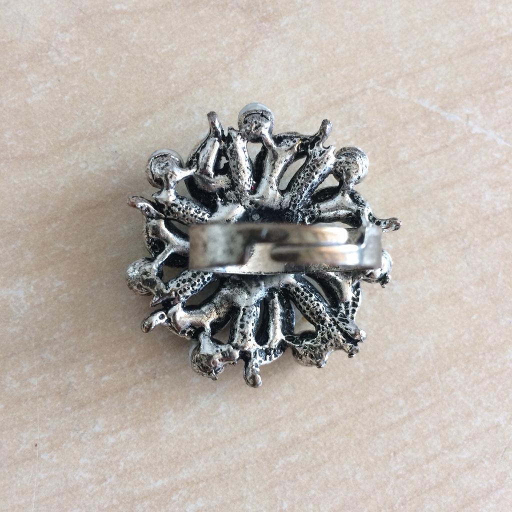 Ladies ring with adjustable sizing
Worn few times

From pet free non smoking home

Collection or can arrange posting for a charge