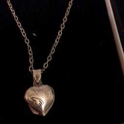 Pretty silver necklace heart lockit comes with gift box