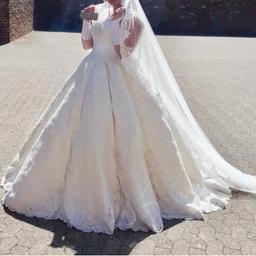Verkaufe mein wunderschönes Brautkleid in Größe 44-48. Dazu gibt es einen 4m langen Schleier aus sehr feinen Tüll mit Spitze. Das Brautkleid selbst funkelt sehr schön und ist komplett aus einen schönen Spitzenstoff.
