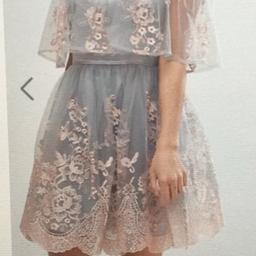 Nur einmal zur Hochzeit getragen
CHI CHI LONDON
Zweilagiges Minikleid mit Bardot Ausschnitt
In silbergrau und Roségold
Größe 34
Versand nur versichert