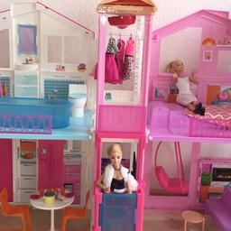 Verkaufe von meiner Tochter ein gut erhatenes Barbiehaus mit aufklappbaren Dach und LED Lampe. Dazu 2 Barbies wir auf den Bildern.