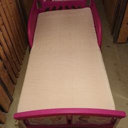 Ich verkaufe hier ein Kinderbett im "Eiskönigin" Design. Die Matratze ist natürlich mit dabei. Die Maße sind 70cm auf 140cm. Es ist noch sehr gut erhalten.