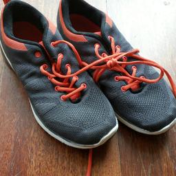 Scarpe da ginnastica quasi nuove usate un paio di volte in palestra
 numero errato grigie e rosse numero 41molto comode