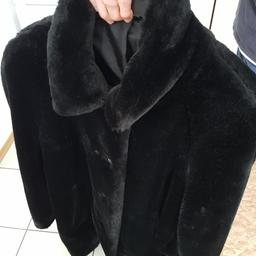 Mantel kein echt Pelz guter Zustand in schwarz....in echt sieht er schöner aus die Aufnahme ist nicht so toll