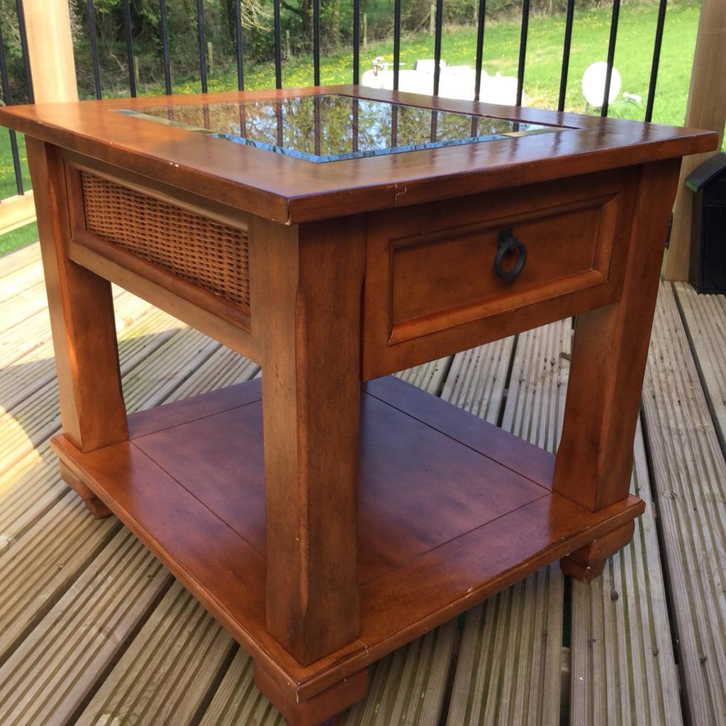 Glass top lamp table in Deuxhill für 40,00 £ zum Verkauf Shpock DE