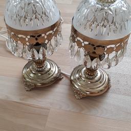 Zwei zusammenhängende Tischlampen aus Glas und Messing mit Schalter und Glühlampen, ca. 25cm hoch. Dieser Artikel wird unter Ausschluss der Gewährleistung verkauft.