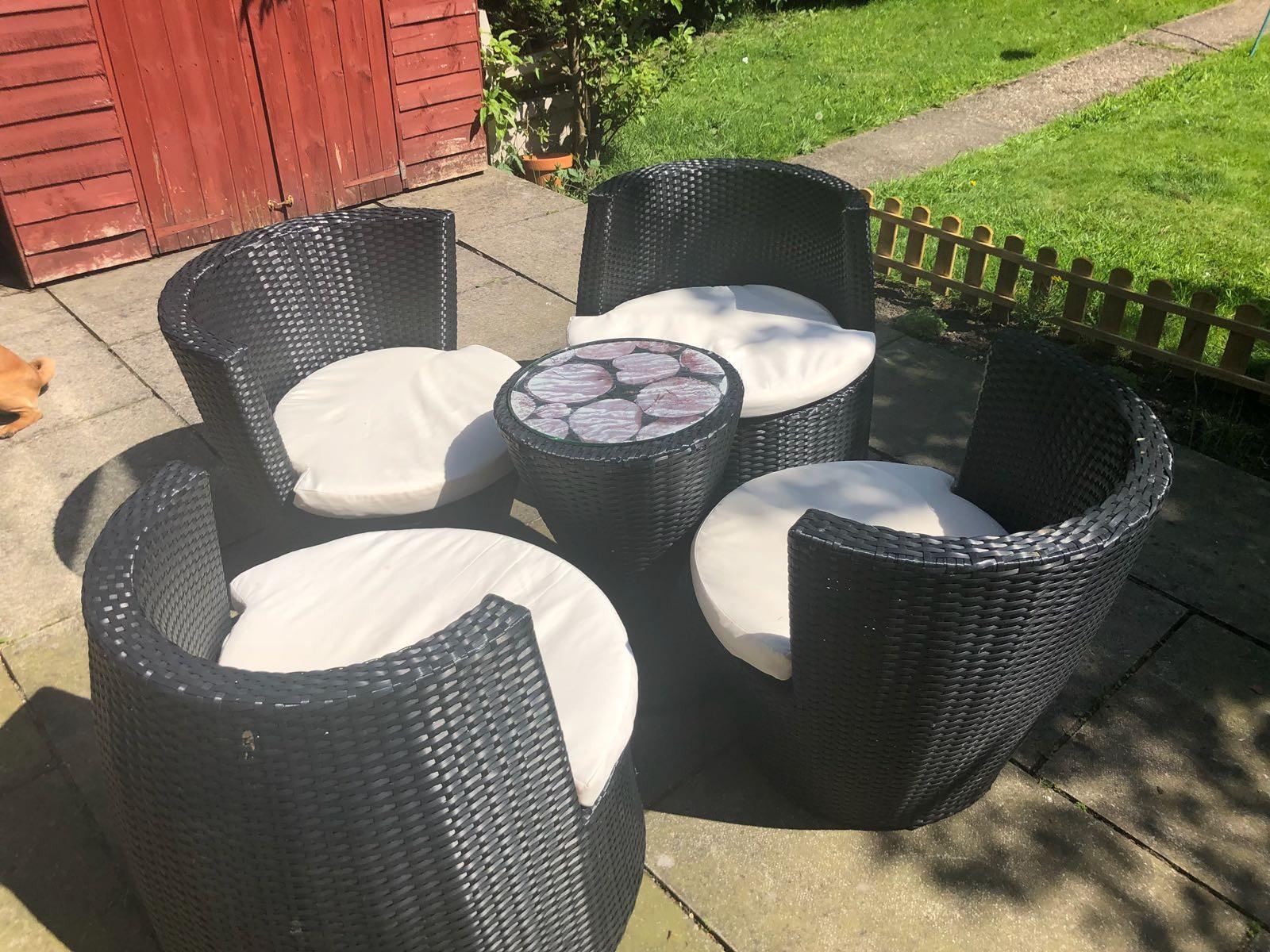 Rattan garden furniture 4 chairs and table in SK6 Stockport für £ 125