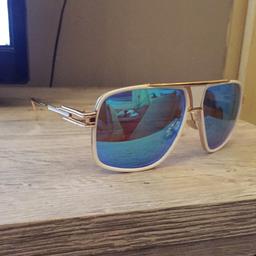 Designer Sonnenbrille aus Edelstahl mit blauen spiegel gläsern
Noch nie getragen
Preis ist VB