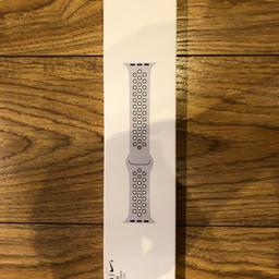 Official/Genuine Pure Platinum/Black Nike Sport Band


Bought from the Apple store at the beginning of this year and hardly used as I have a few straps. In excellent condition with no noticeable marks