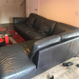It is very good condition and also quality leather
 no problems or damage and the reason we are selling this is because it’s too big for my living room collection only