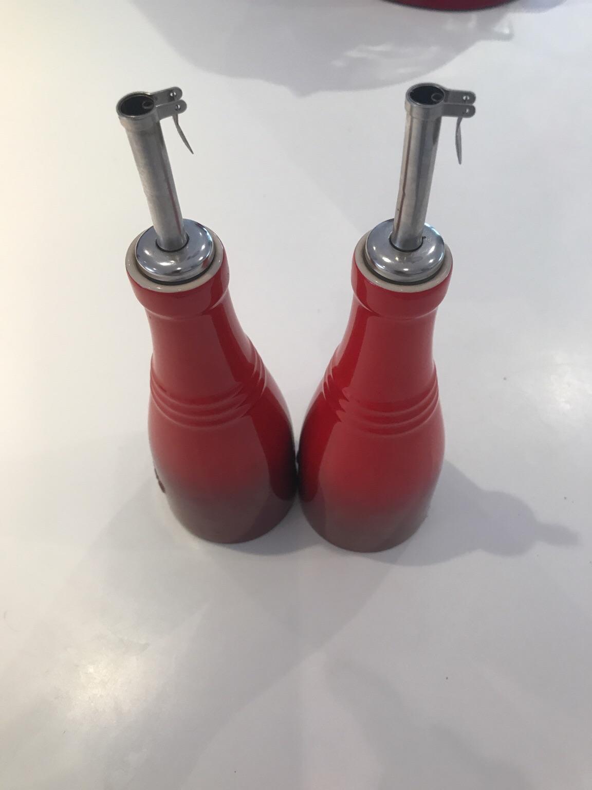 Le Creuset olive oil and vinegar dispenser in SW6 Fulham für 30,00