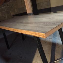 Tisch mit Metallfüsse und Holzplatte Masse:Länge 1,30. Breite 62. Höhe 58