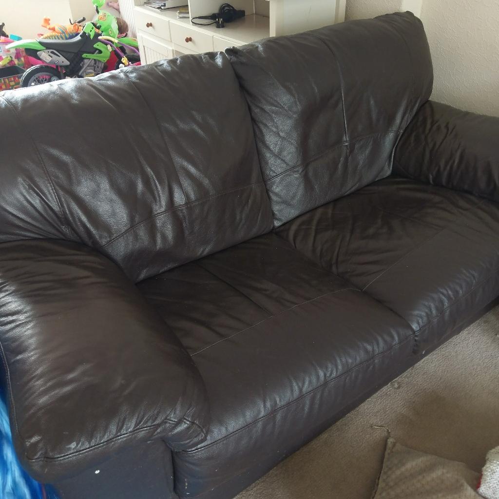 Two seater leather couch x2 in SA31 Carmarthen für £ 70,00 zum Verkauf
