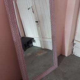 Spiegel mit rosaglitzernden Rahmen