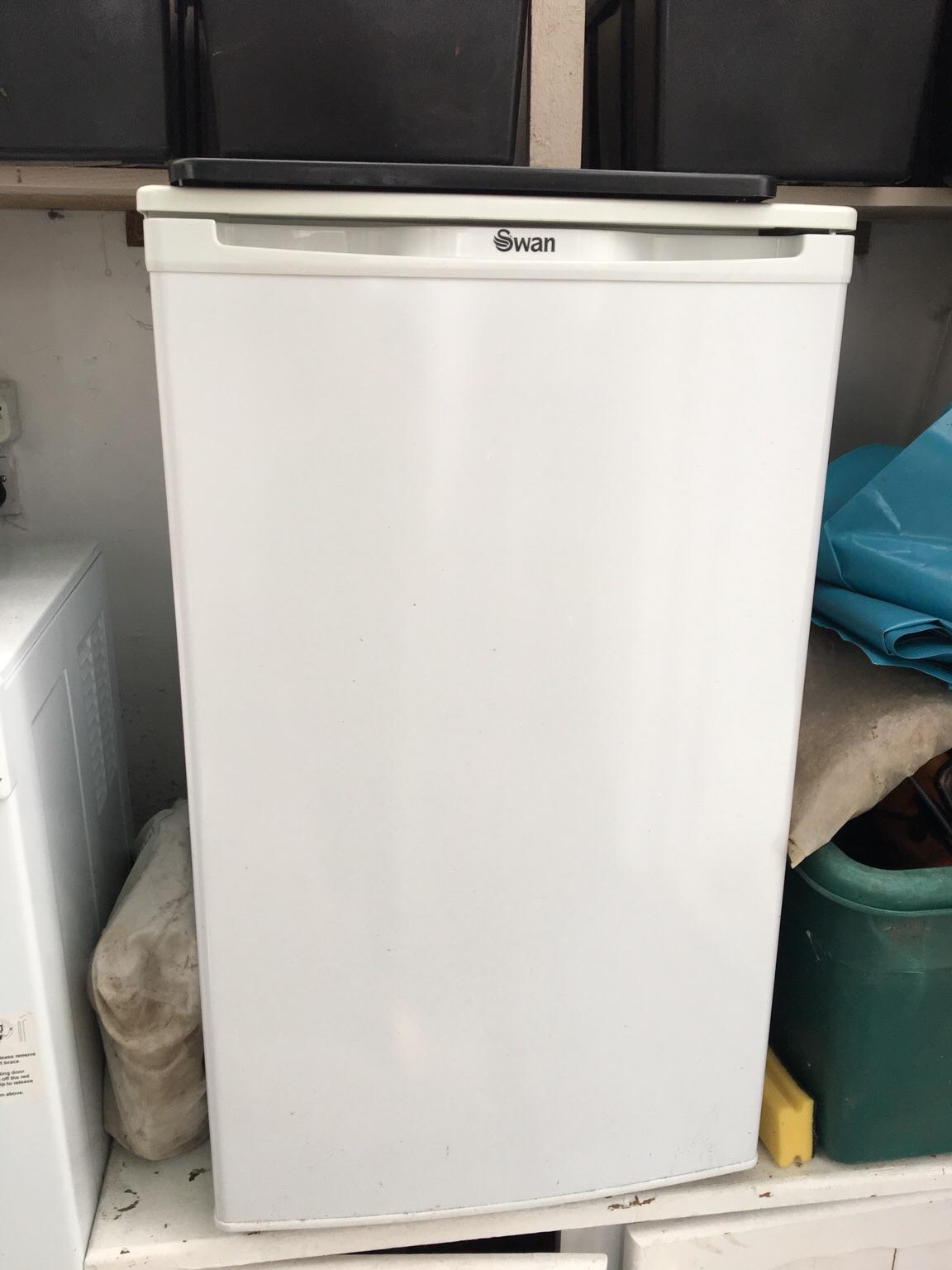 Swan Under Counter Frost Free Freezer in CR0 Sutton für £ 30,00 zum