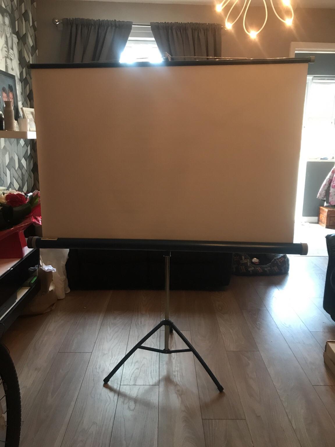 Projector screen bell & howell in M5 Salford für 10,00 £ zum Verkauf ...