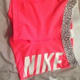 gym spandex shorts von nike pro
Neu und ungetragen


Neonpink Leo - ungetragen
NP 34,90

Größe passt 36/38 
#nikepro #gym #cheerleading #cheer #gymshorts #spandex #fitness #cheetah #leomuster #cheerleader