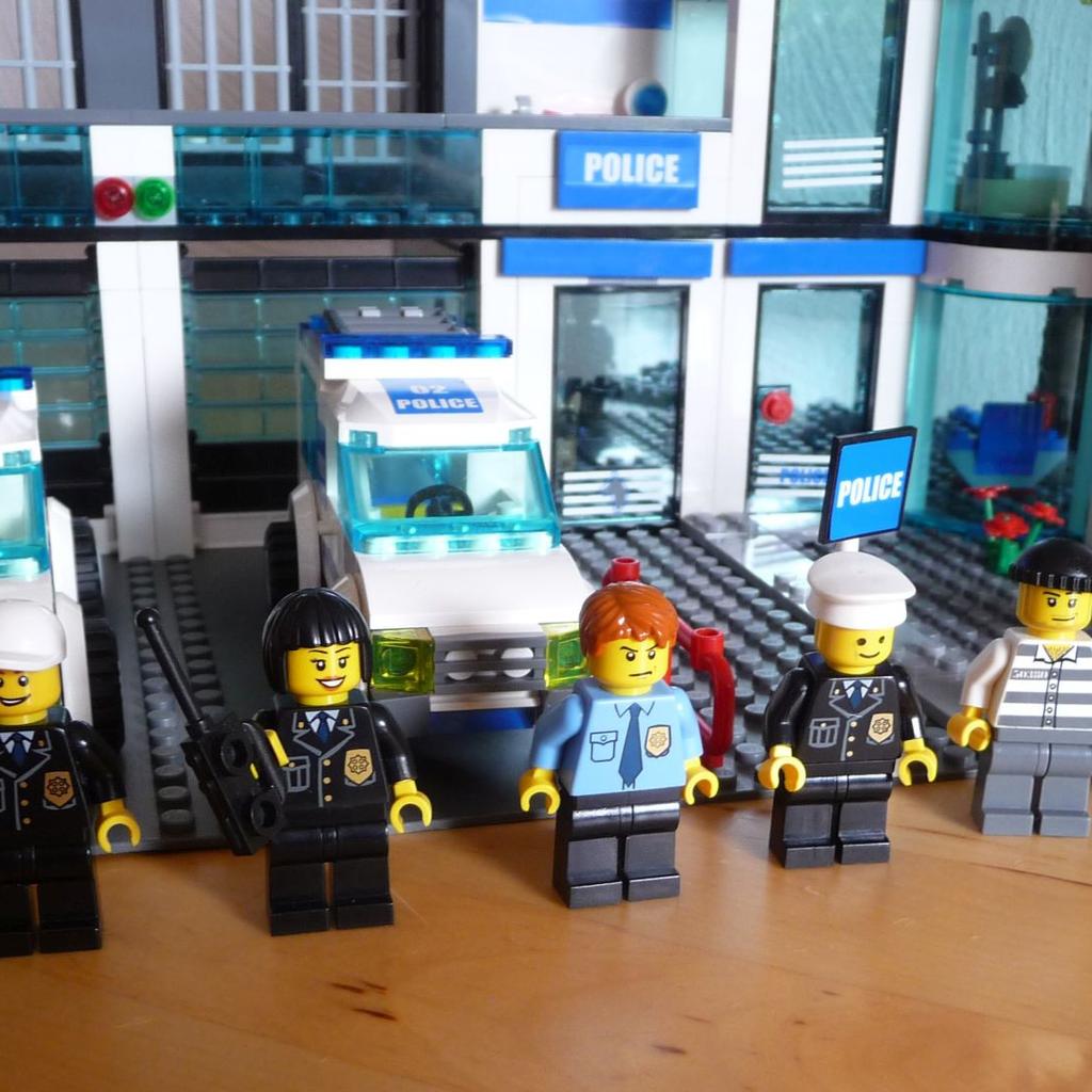 Lego Polizeistation 7498 mit Bauanleitung in 17389 Anklam für € 70,00 zum Verkauf | Shpock AT