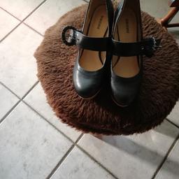 Sehr schöne Schuhe, wenig getragen, kein Leder
Größe, 39, Farbe schwarz, VB 10