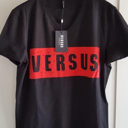 Maglietta della linea Versus Versace nuova mai indossata con cartellino. Nera con pannello a contrasto rosso. Taglia M