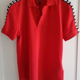 Maglietta polo linea Versus Versace nuova mai indossata con cartellino. Colore rosso con pannelli a contrasto sulle spalle. Taglia S