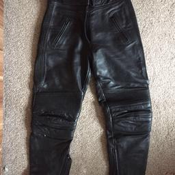Ladies Frank Thomas Leather Motorbike trousers
Size 14
Inside leg 28”
Excellent quality
Like new
