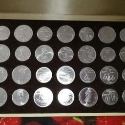 XXI Olympiade Canada Montreal 1976
28 Silbermünzen (14 x 5 $ u. 14 x 10$ )
in Holzschatulle.

(War schon Mal eingestellt und versehentlich gelöscht ! )