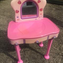 Great condition.
Girls dressing up table.