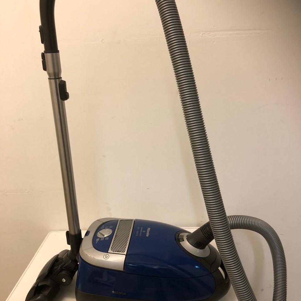 Miele Parkett & Co 5000 Bodenstaubsauger in 6060 Hall in Tirol für 110,00 € zum Verkauf Shpock DE