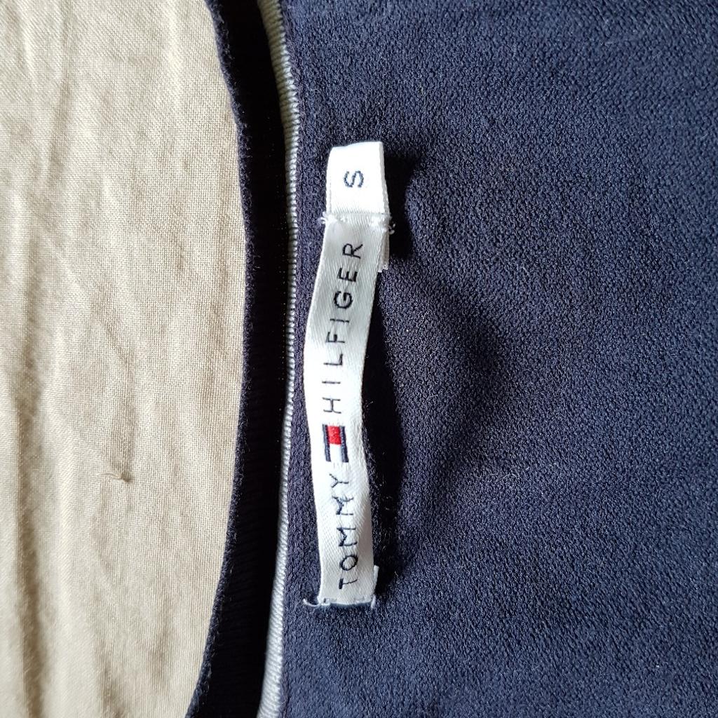 Biete dunkelblauen Pullover von Tommy Hilfiger.
Angegeben mit Gr. S, fällt kleiner aus

Kann auf Anfrage auch messen.