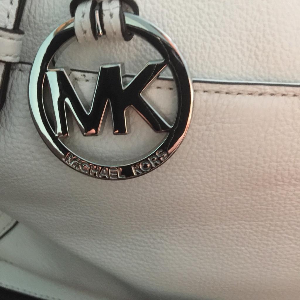 Hallo,
meine Frau möchte ihre „MK - Michel Kors“ Handtasche in weis verkaufen!
Eine der ersten, bei der die Metalle (Ketten und „MK-Stempel) aus Silber sind!
Sportlicher Stil! Weiches Leder!
Sie ist wie neu, da sie sie nur ein paar (3-4) mal getragen hat!
Neu-Preis 259,- €!
Bei Fragen bitte melden!
Abzuholen in Mackenbach oder Umgebung!