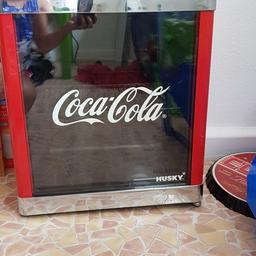 Verkaufe einen Coca Cola Kühlschrank
funktioniert einwandfrei 
leichte Gebrauchsspuren (kratzer)
nur an Selbstabholer 
Höhe:51 cm breite: 43 cm