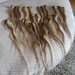 8 piece clip in hair extensions 
1x4 clip
2x 3 clip
3x 2 clip
2x1 clip
Only worn a couple of times not worn outside in direct sunlight
Have been washed once 
£10ono