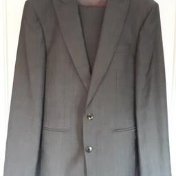 Quality Suit from River Island with Full Lining & complete with pockets internally. Size 34" waist and 42 Regular.
Fantastic Bargain at £12
Free delivery by courier