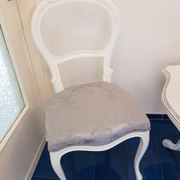 Vendo, come da foto, splendide sedie in stile Luigi XVI totalmente ristrutturate ed appena ritapezzate shabby chic / provenzale! Le sedie sono quindi nuove il legno è bianco e la seduta è grigia damascata... Davvero molto belle ed il prezzo è davvero basso considerando la qualità dei materiali e il lavoro di restauro effettuato! 
2 sedie 190€
4 sedie 350€
6 sedie 500€