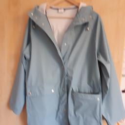 Verkaufe hier diese schöne Regenjacke in blau. Der Mantel geht bis zur Mitte des Oberschenkels und ist gummiartig, also perfekt für den Herbst. 
Hatte die Jacke nur 2x an. Keine Mängel.
VB 5€