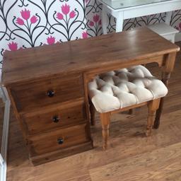 Pine 3 Drawer Dressing Table &
Stool. Needs some TLC and Stool recovering. Ideal for a restoration project !
L 42”. H 28”. D 16.5 “ Collect Horns Cross Bideford