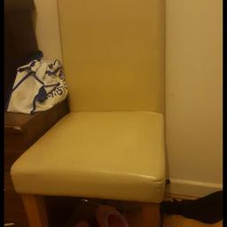 Excellent condition table

Comes with 6 cream color chairs