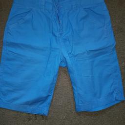 Die blaue und karierte Hose, gr. 158
Mit toten Köpfe gr. 146
Jeans Style gr. 152

Verkaufe auch einzeln