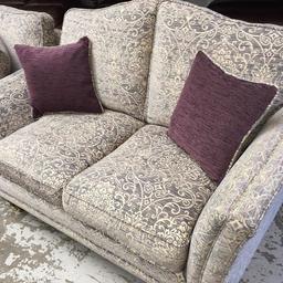 Ex Display Parker Knoll Harrow 2 Seater Sofa ,in very good and clean condition.
Colour - purple/multi 
 2 seater sofa  W x 1600 mm,H  x 1050 mm,D x 980  mm

SOFAPLUS 
Open to the public at 
21 Wulfric Square 
Peterborough 
PE38RF 

Opening Hours 
Mon -Sat: 10:00 -18:00 
Sunday by appointment 
M:07846073825