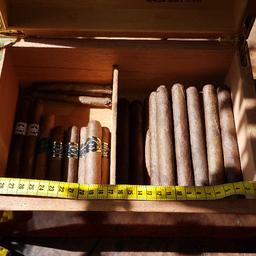 Verkaufe wunderschönen humidor.  26 domenicsnische Zigarren gibt es mit dazu.