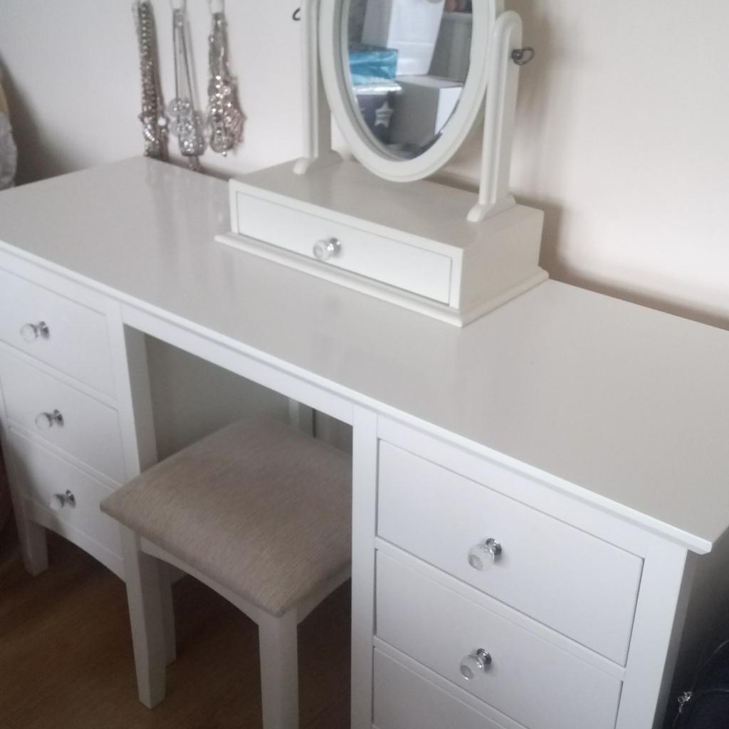 Marks and Spencer dressing table with stool in M41 Trafford für 100,00 ...