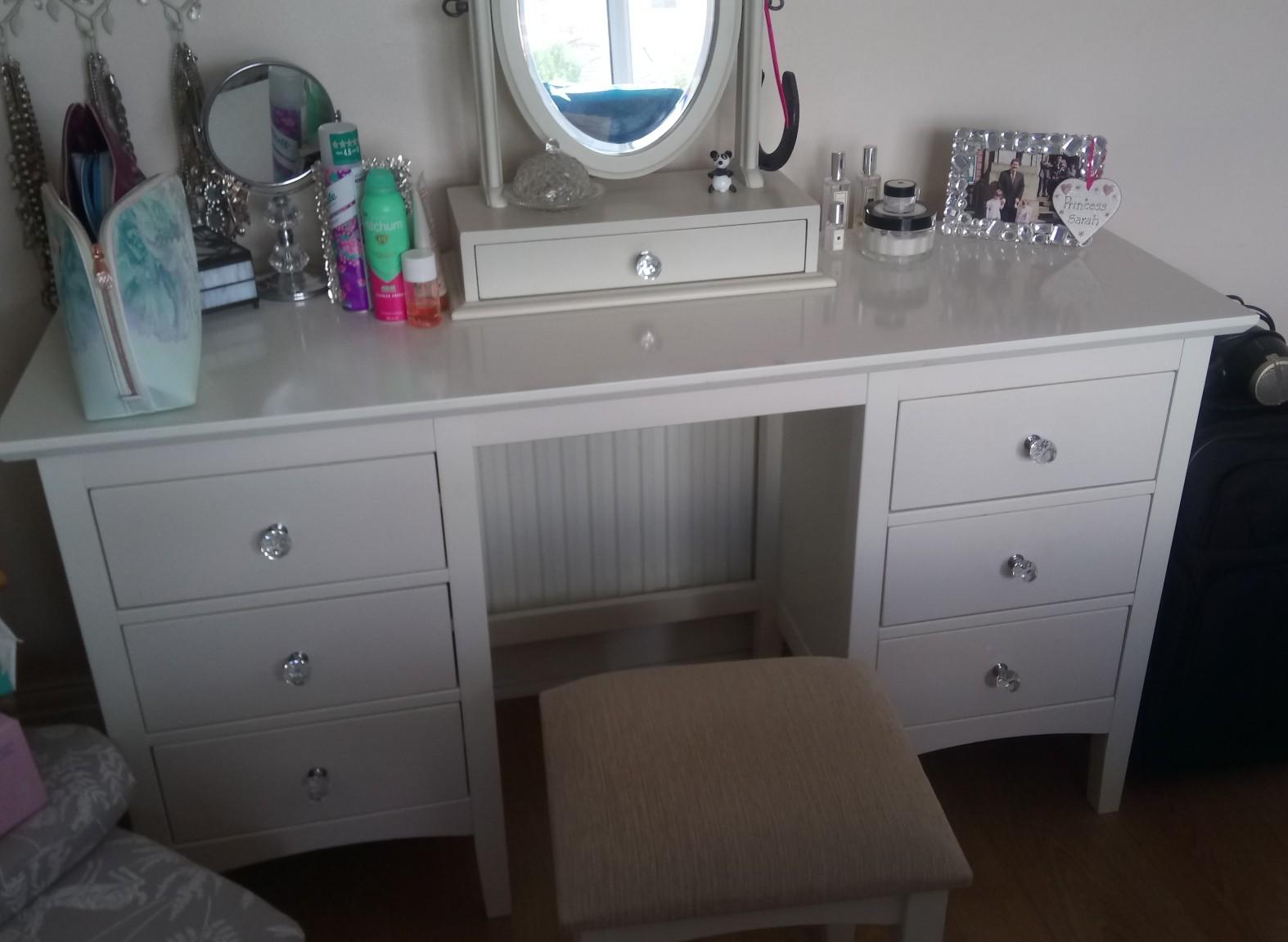 Marks and Spencer dressing table with stool in M41 Trafford für 100,00
